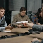 Profesional bertukar dokumen serah terima di ruang kantor